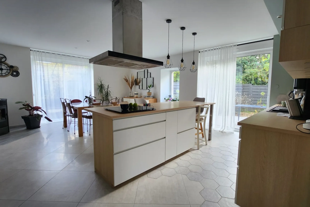 Charmante maison en pierre rénovée avec 3 chambres et garage à Sainte Hermine 