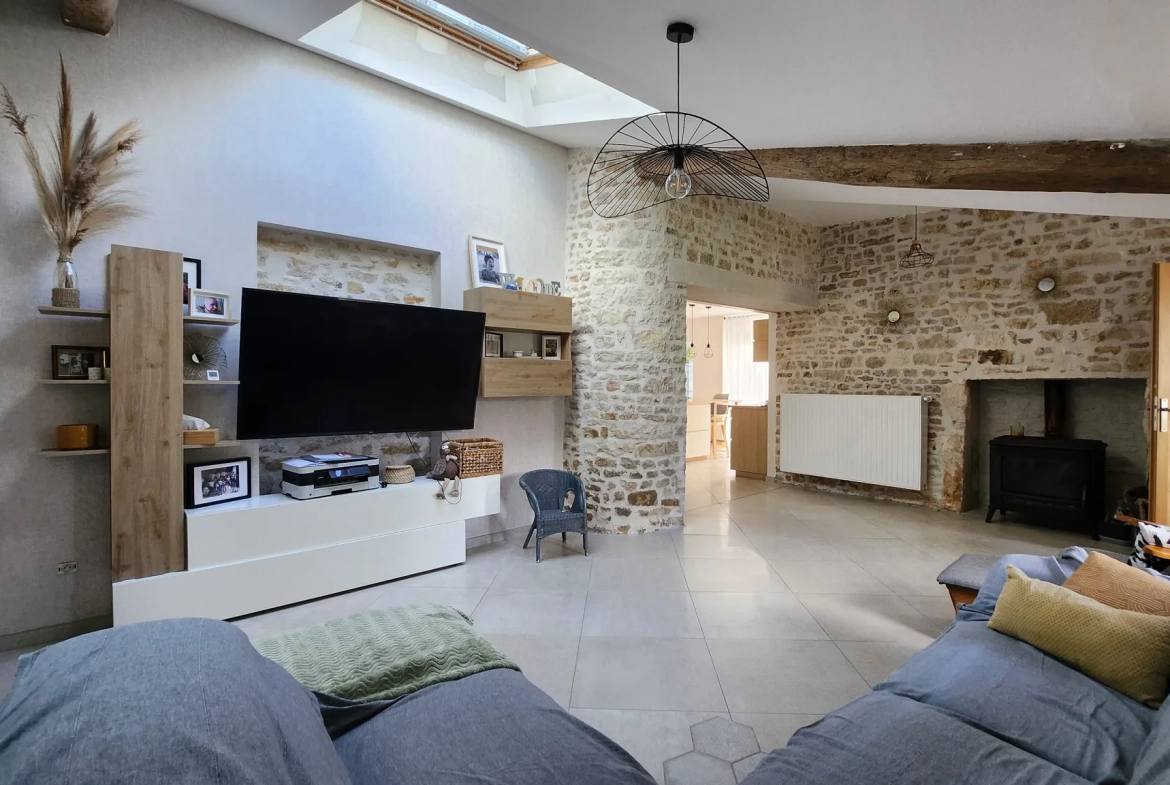 Charmante maison en pierre rénovée avec 3 chambres et garage à Sainte Hermine 