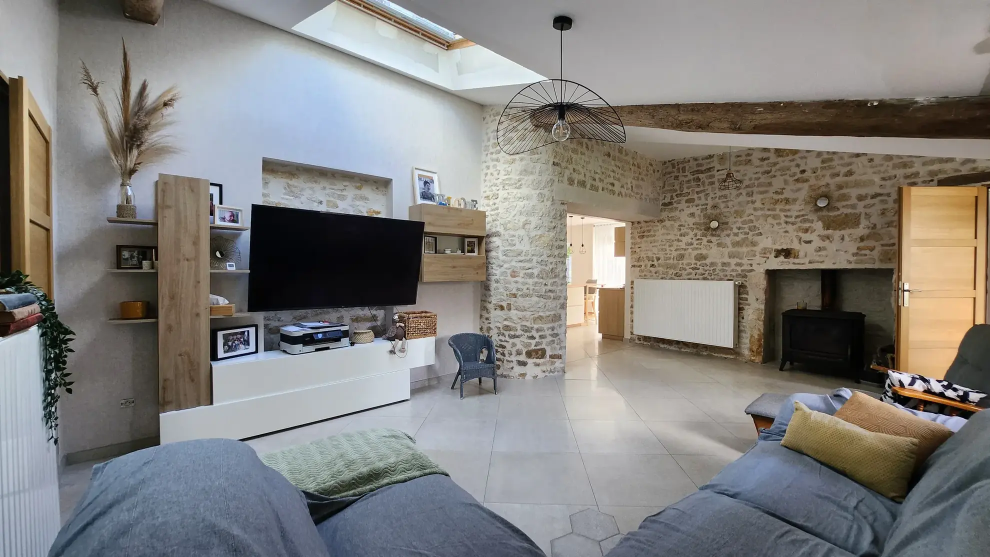 Charmante maison en pierre rénovée avec 3 chambres et garage à Sainte Hermine 