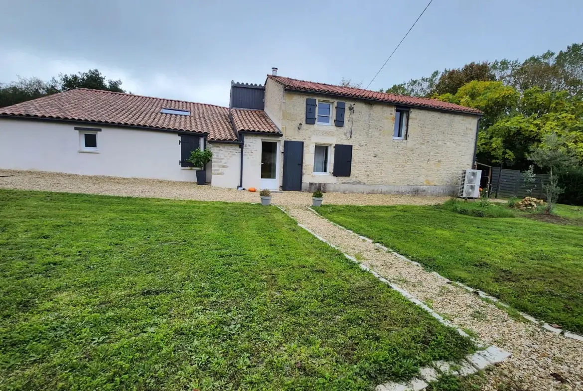 Charmante maison en pierre rénovée avec 3 chambres et garage à Sainte Hermine 