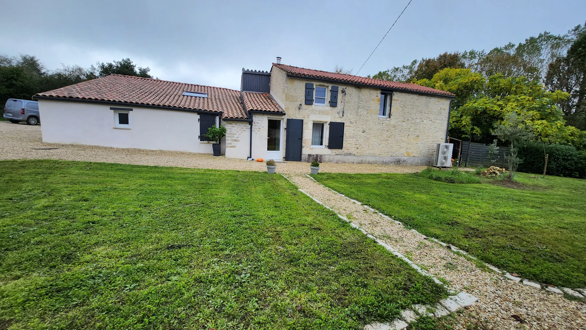 Charmante maison en pierre rénovée avec 3 chambres et garage à Sainte Hermine 