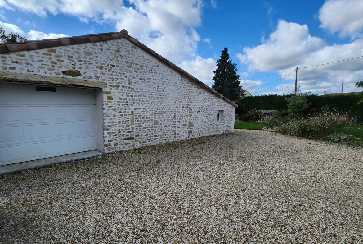 Charmante maison en pierre rénovée avec 3 chambres et garage à Sainte Hermine 