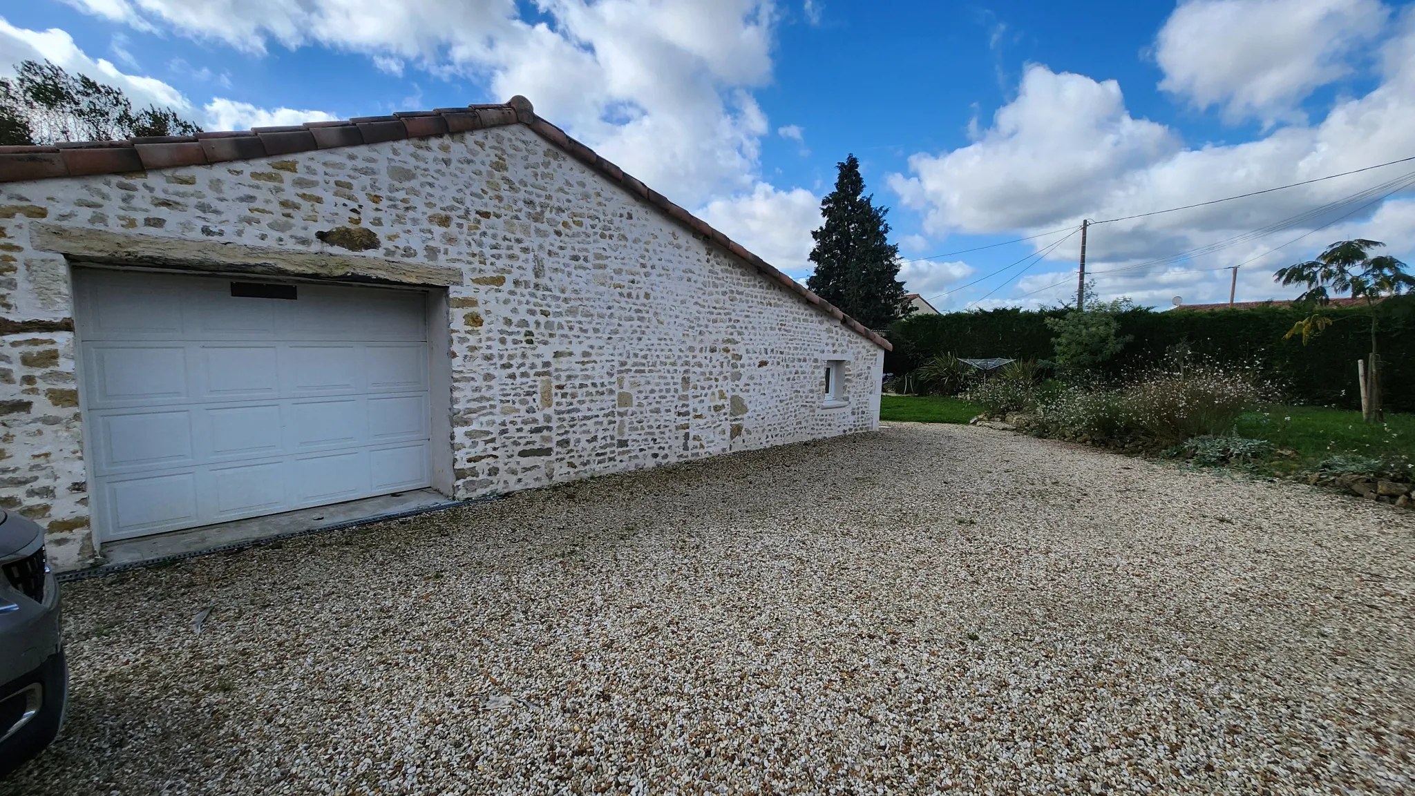 Charmante maison en pierre rénovée avec 3 chambres et garage à Sainte Hermine 