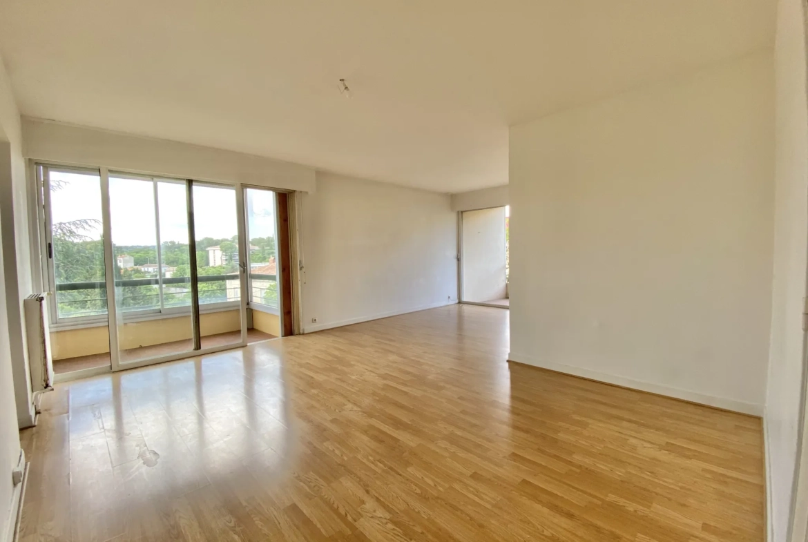Appartement T4 lumineux avec terrasse à Nîmes, Quartier Jardins de la Fontaine 
