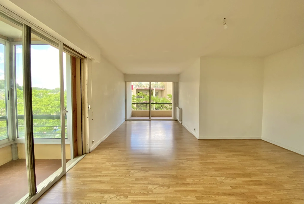 Appartement T4 lumineux avec terrasse à Nîmes, Quartier Jardins de la Fontaine 