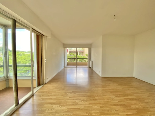 Appartement T4 lumineux avec terrasse à Nîmes, Quartier Jardins de la Fontaine 