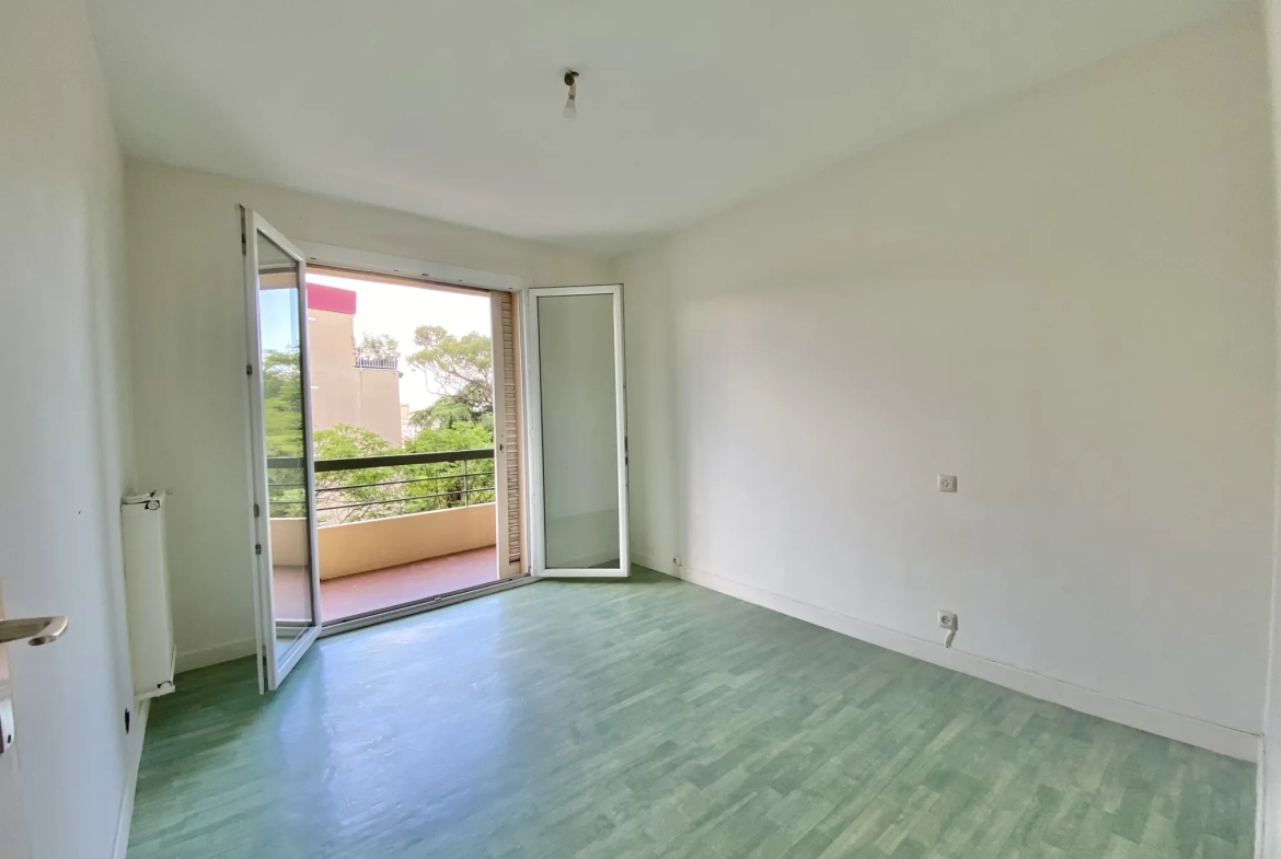 Appartement T4 lumineux avec terrasse à Nîmes, Quartier Jardins de la Fontaine 