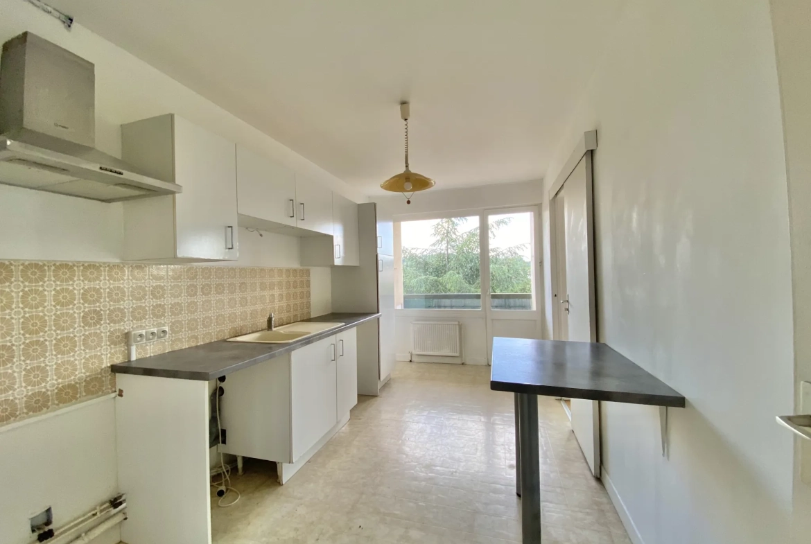 Appartement T4 lumineux avec terrasse à Nîmes, Quartier Jardins de la Fontaine 