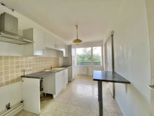 Appartement T4 lumineux avec terrasse à Nîmes, Quartier Jardins de la Fontaine 