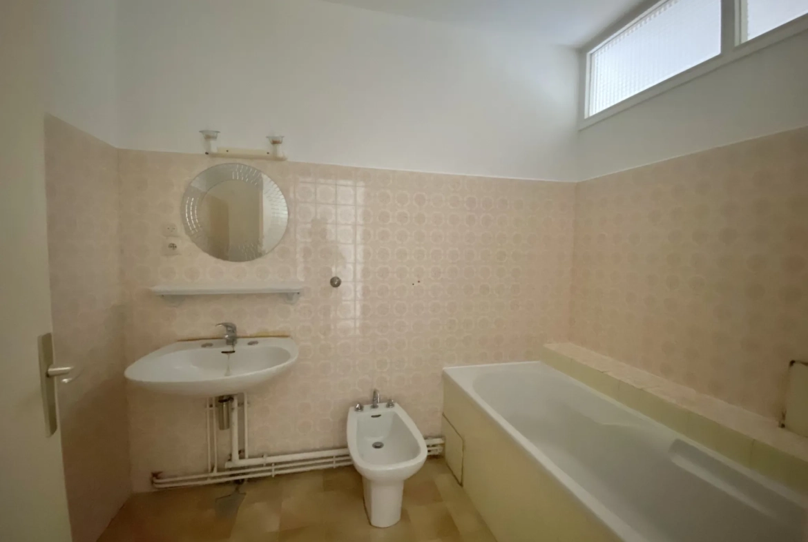 Appartement T4 lumineux avec terrasse à Nîmes, Quartier Jardins de la Fontaine 