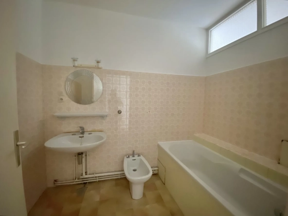 Appartement T4 lumineux avec terrasse à Nîmes, Quartier Jardins de la Fontaine 