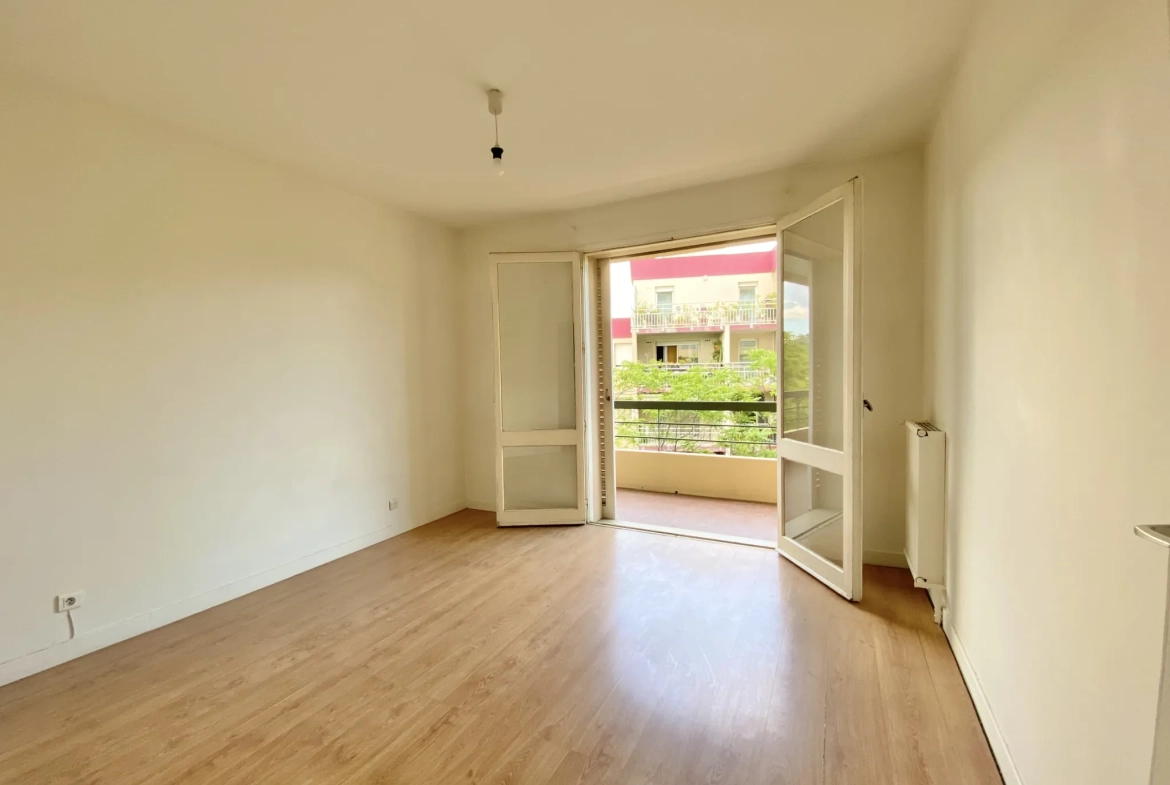 Appartement T4 lumineux avec terrasse à Nîmes, Quartier Jardins de la Fontaine 