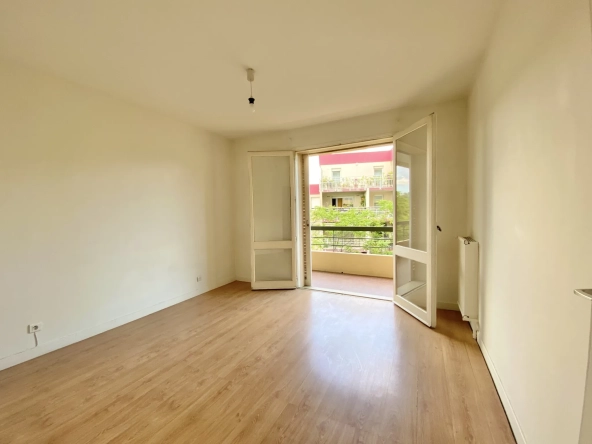 Appartement T4 lumineux avec terrasse à Nîmes, Quartier Jardins de la Fontaine 