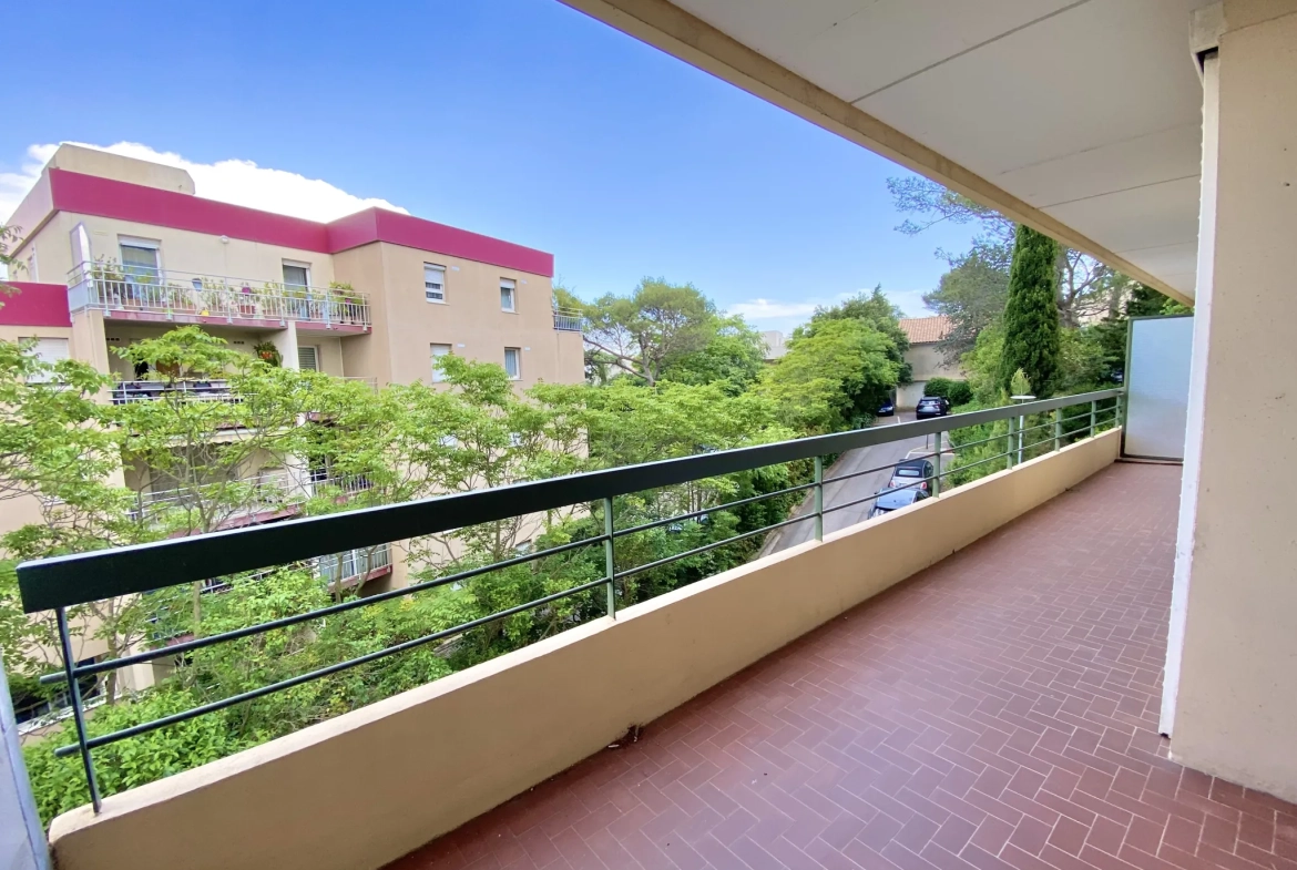 Appartement T4 lumineux avec terrasse à Nîmes, Quartier Jardins de la Fontaine 