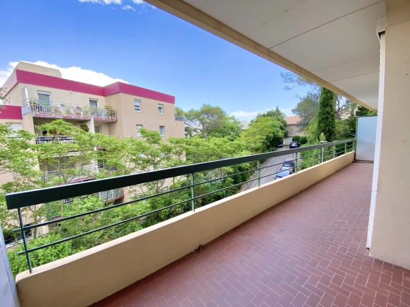 Appartement T4 lumineux avec terrasse à Nîmes, Quartier Jardins de la Fontaine