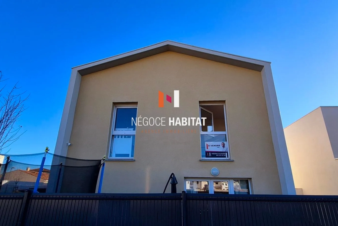 Maison récente T4 avec jardin, parking sécurisé et panneaux solaires à Saussan 