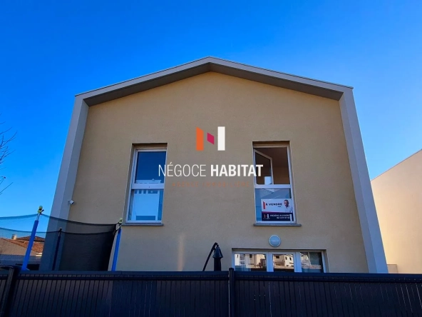 Maison récente T4 avec jardin, parking sécurisé et panneaux solaires à Saussan