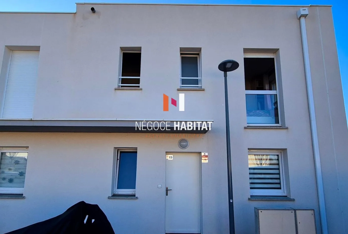 Maison récente T4 avec jardin, parking sécurisé et panneaux solaires à Saussan 