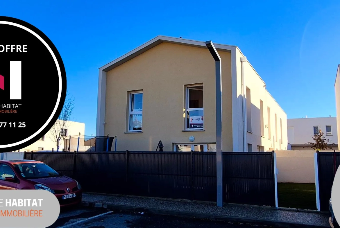 Maison récente T4 avec jardin, parking sécurisé et panneaux solaires à Saussan 