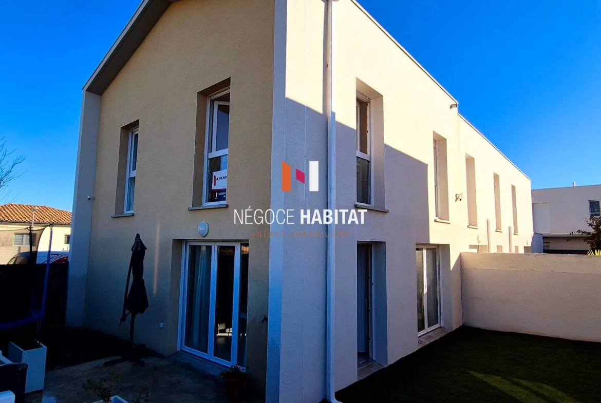 Maison récente T4 avec jardin, parking sécurisé et panneaux solaires à Saussan 
