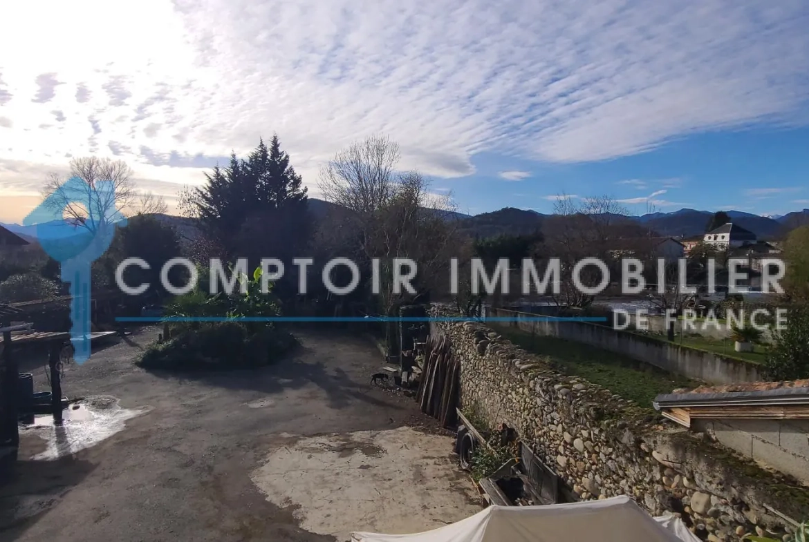Maison T3 de 144 m² avec appartement T2, hangar et terrain à Montrejeau 