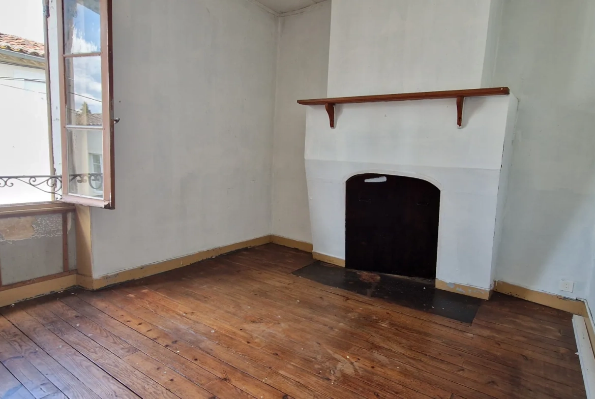 Maison de ville en pierre à Saint Symphorien avec jardin et garage à vendre 