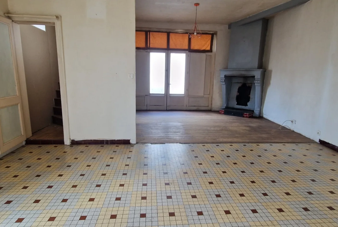 Maison de ville en pierre à Saint Symphorien avec jardin et garage à vendre 