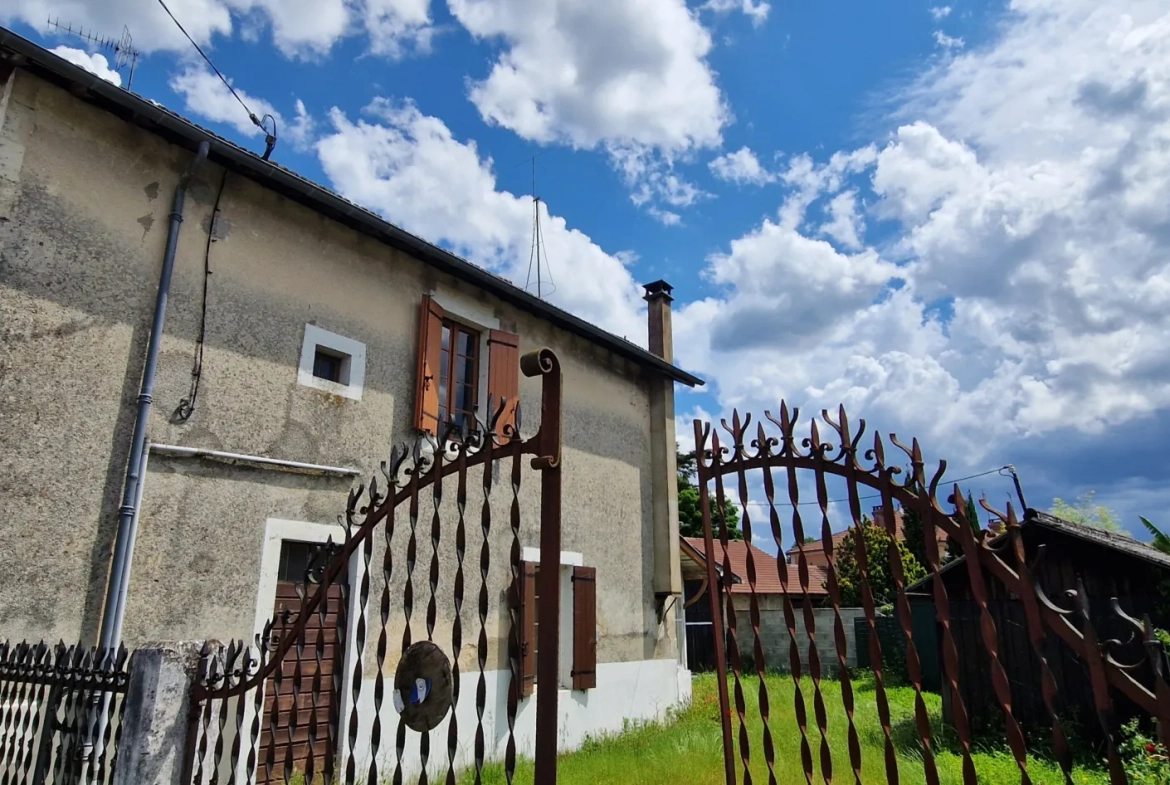Maison de ville en pierre à Saint Symphorien avec jardin et garage à vendre 
