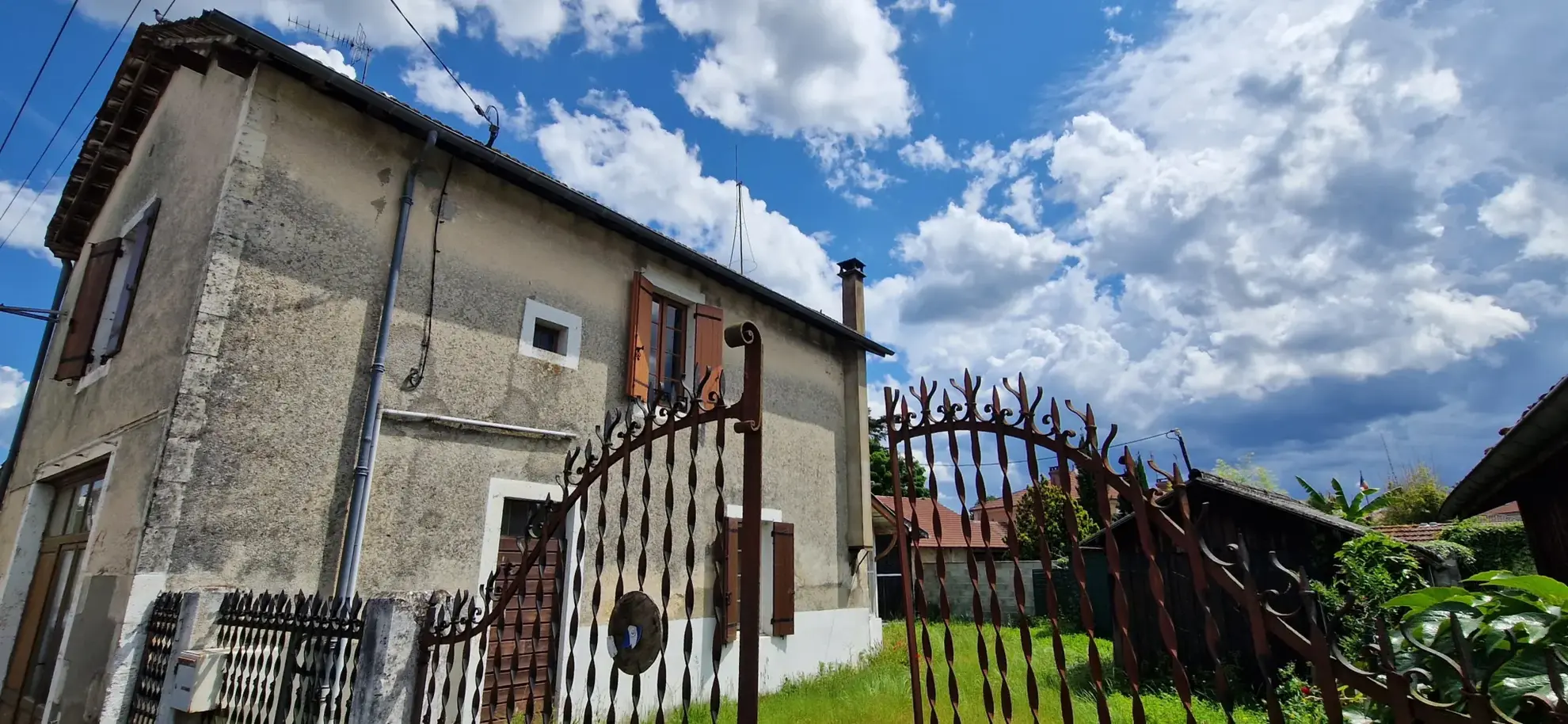 Maison de ville en pierre à Saint Symphorien avec jardin et garage à vendre 