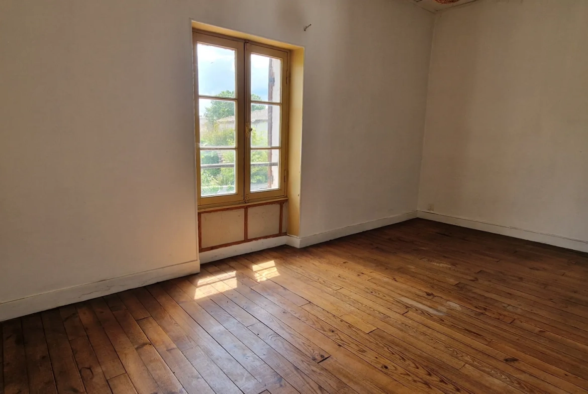 Maison de ville en pierre à Saint Symphorien avec jardin et garage à vendre 