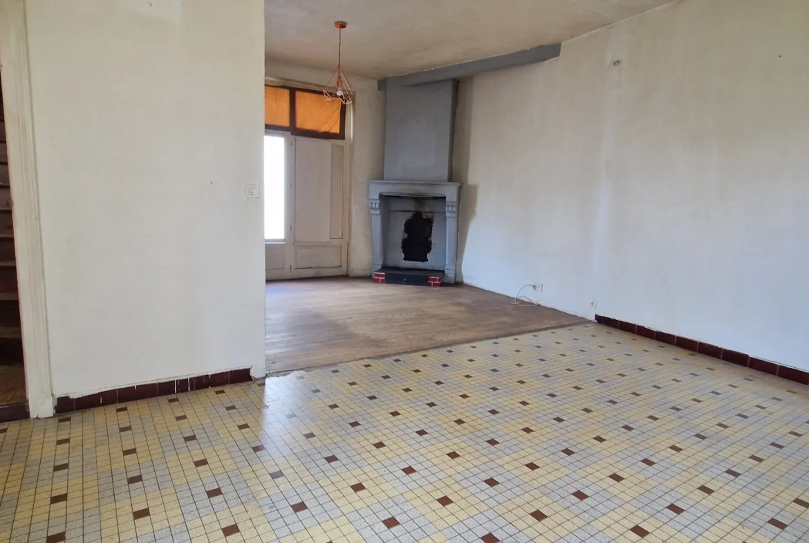 Maison de ville en pierre à Saint Symphorien avec jardin et garage à vendre 