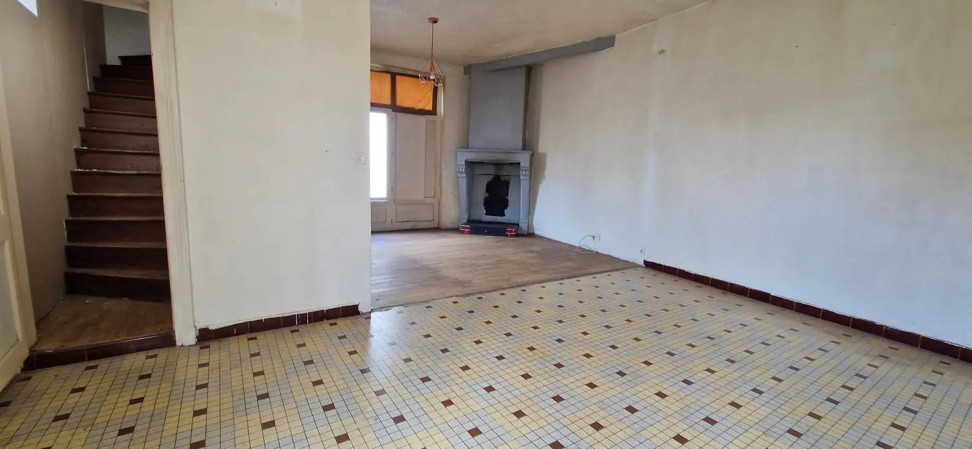 Maison de ville en pierre à Saint Symphorien avec jardin et garage à vendre 