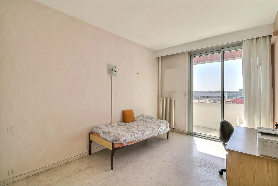 Appartement T4 lumineux de 93,80 m² à Nîmes avec balcon sud-est 
