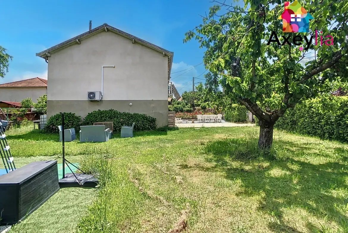 Maison à vendre à Riorges avec 3 chambres, piscine et grand terrain arboré 
