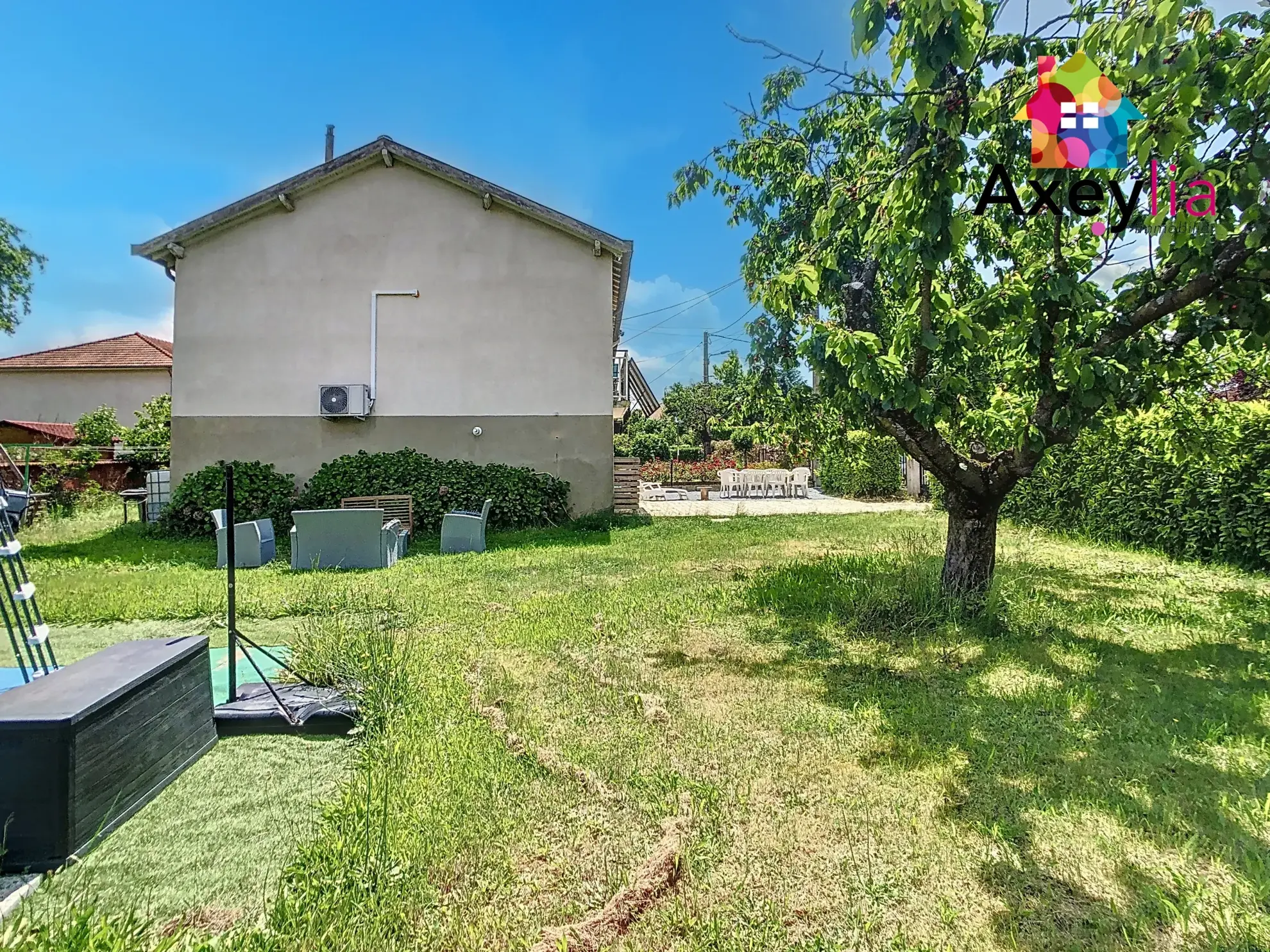 Maison à vendre à Riorges avec 3 chambres, piscine et grand terrain arboré 