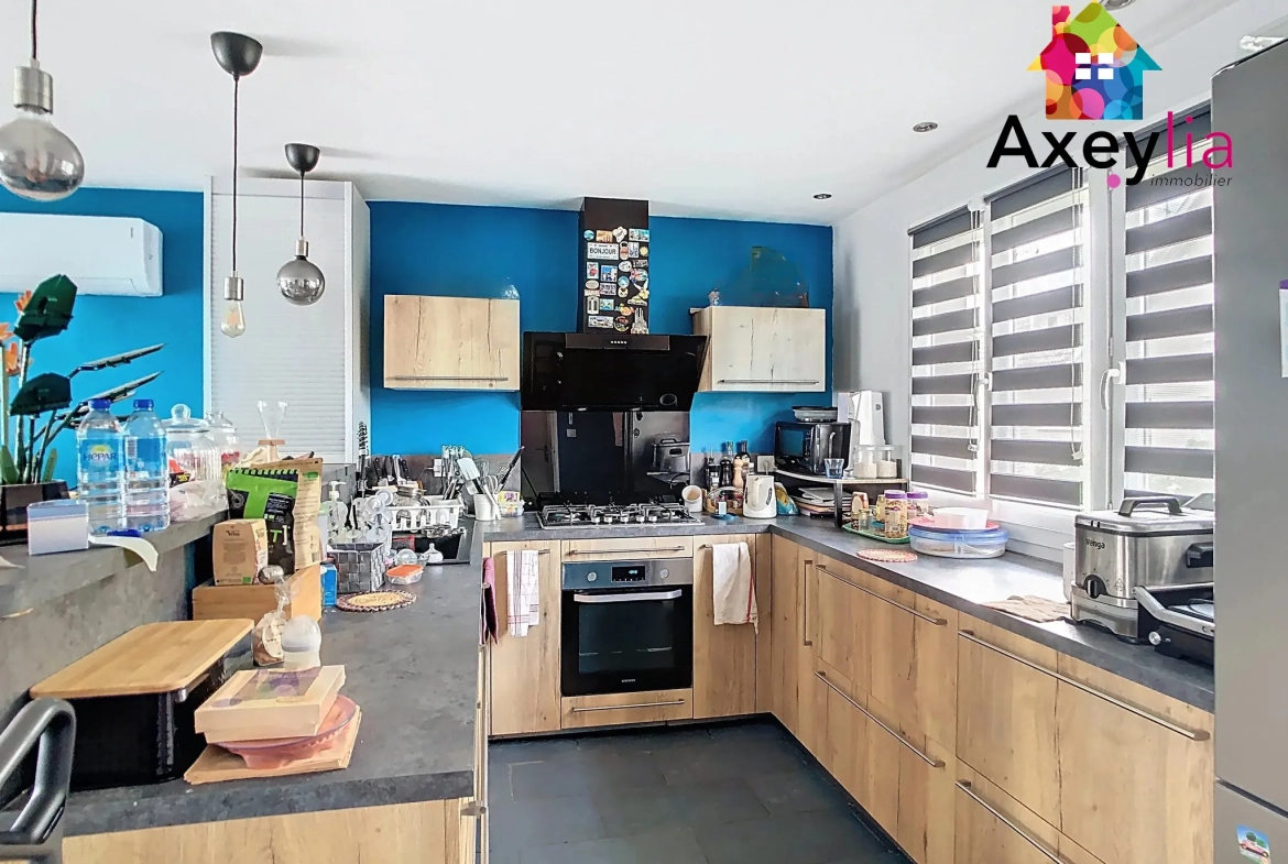 Maison à vendre à Riorges avec 3 chambres, piscine et grand terrain arboré 