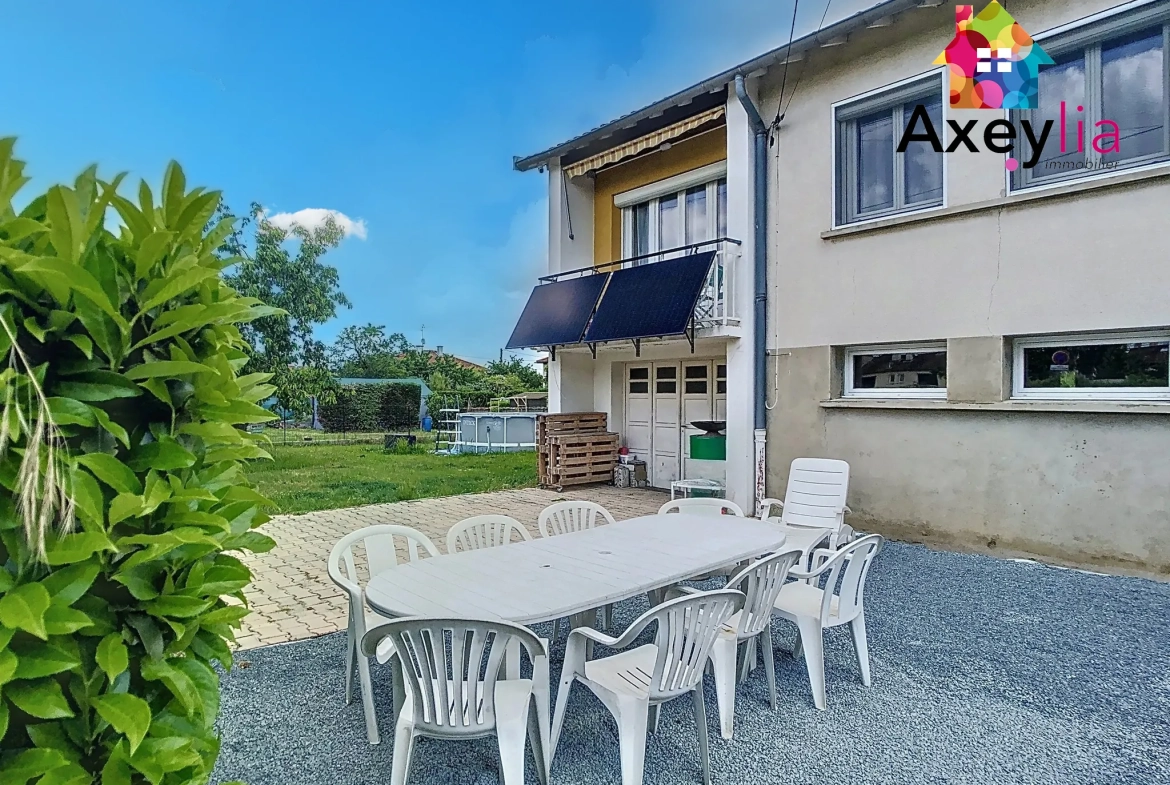 Maison à vendre à Riorges avec 3 chambres, piscine et grand terrain arboré 