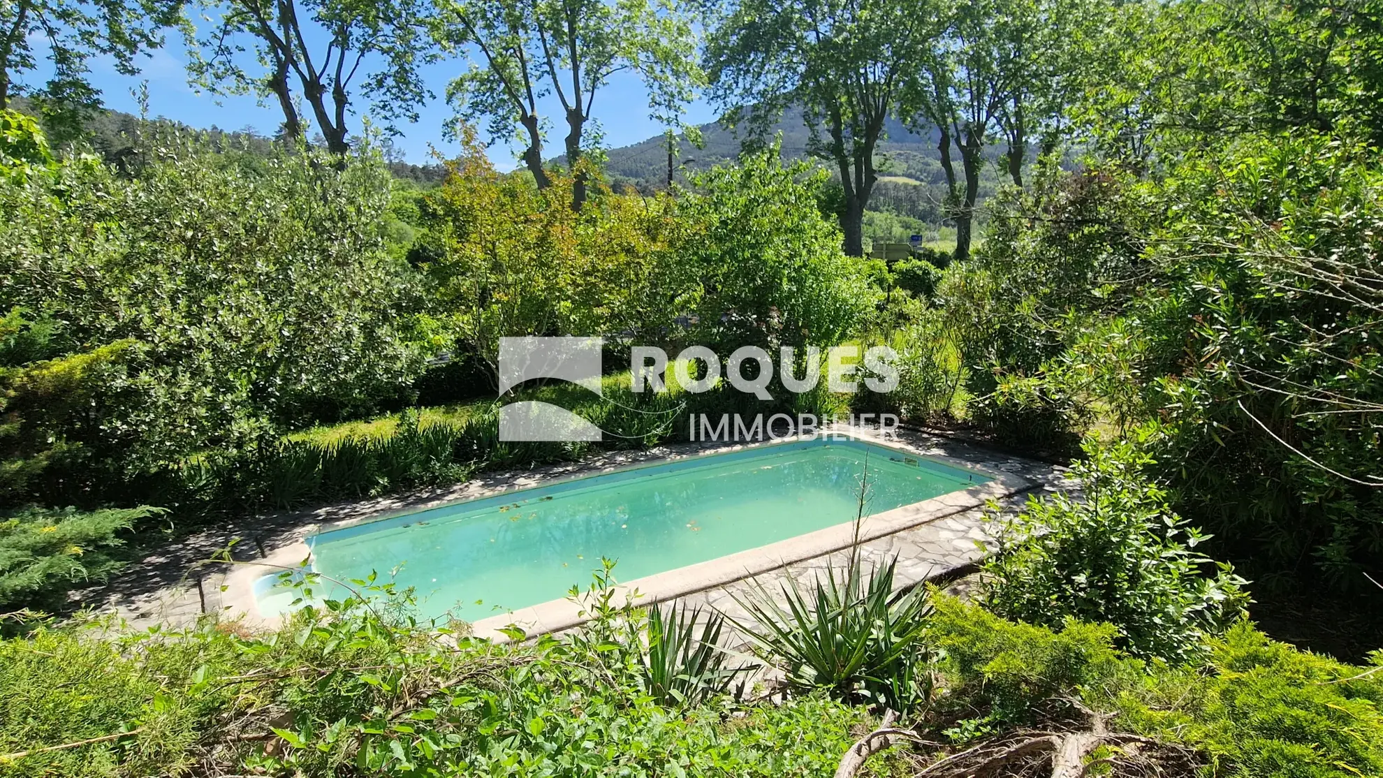 Villa à vendre à Lodève de 107 m² avec piscine et terrain arboré 