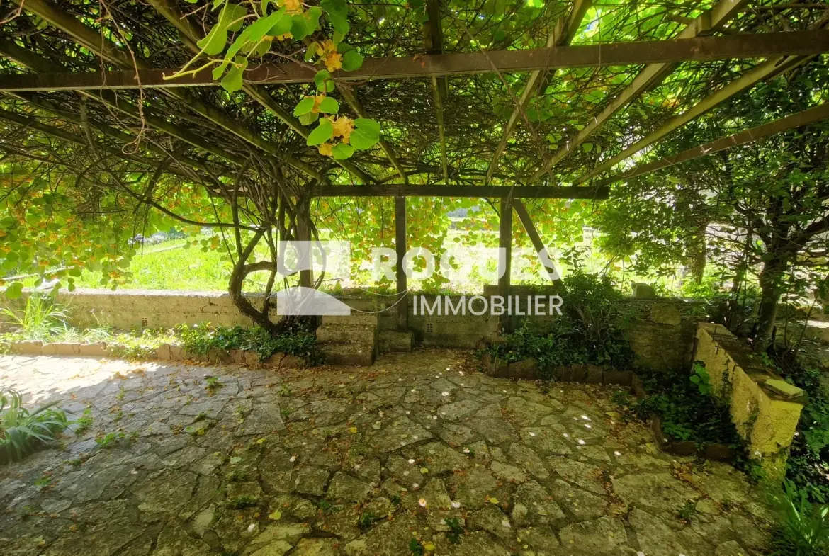 Villa à vendre à Lodève de 107 m² avec piscine et terrain arboré 