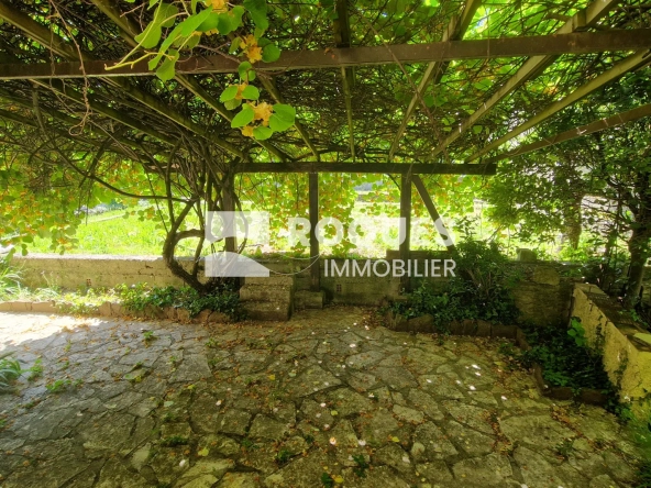 Villa à vendre à Lodève de 107 m² avec piscine et terrain arboré 