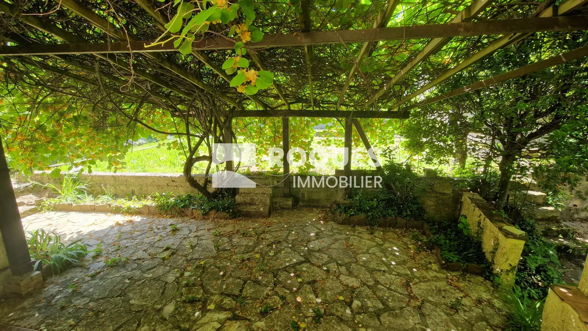 Villa à vendre à Lodève de 107 m² avec piscine et terrain arboré 