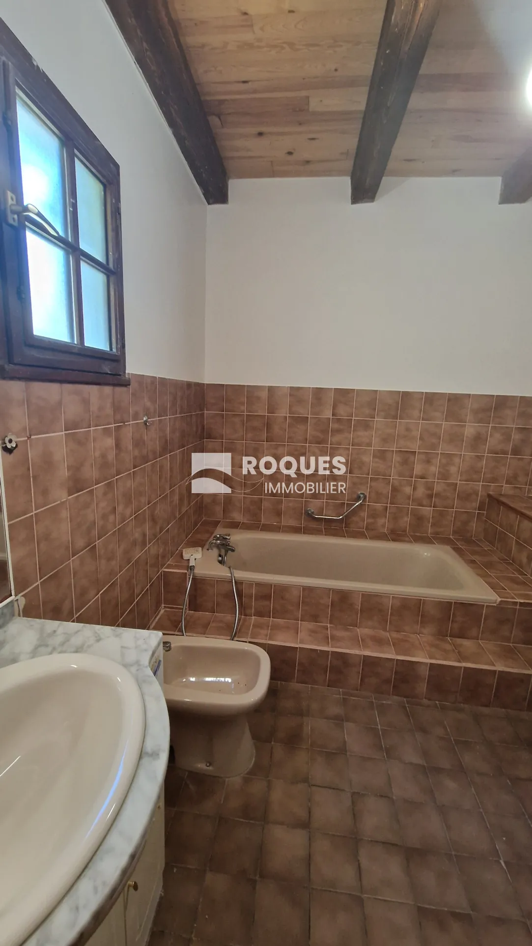Villa à vendre à Lodève de 107 m² avec piscine et terrain arboré 