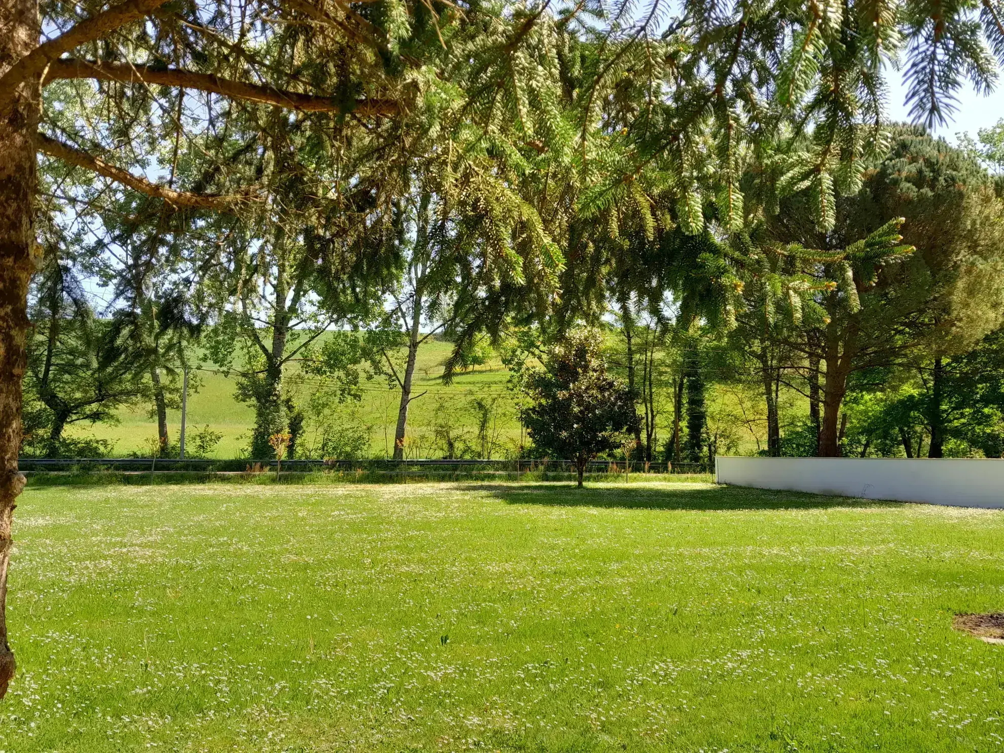 Bâtisse à réhabiliter à Moissac dans un environnement calme avec potentiel immobilier 