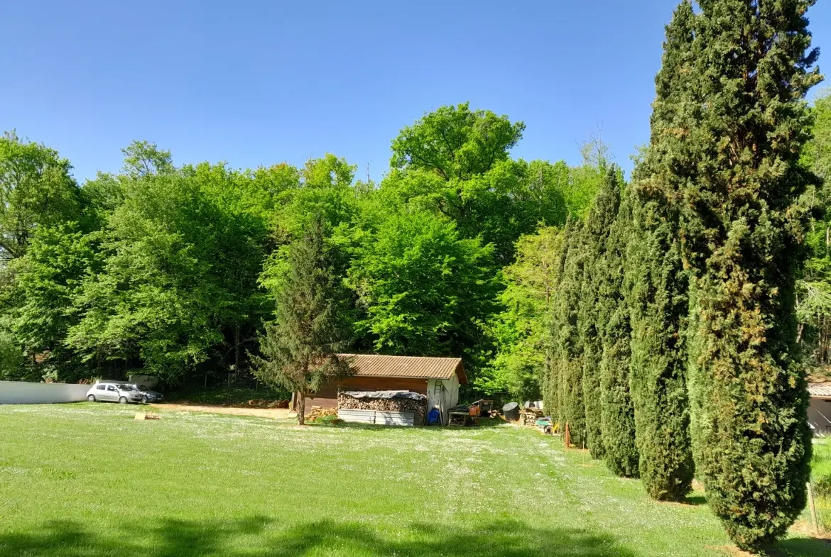 Bâtisse à réhabiliter à Moissac dans un environnement calme avec potentiel immobilier 
