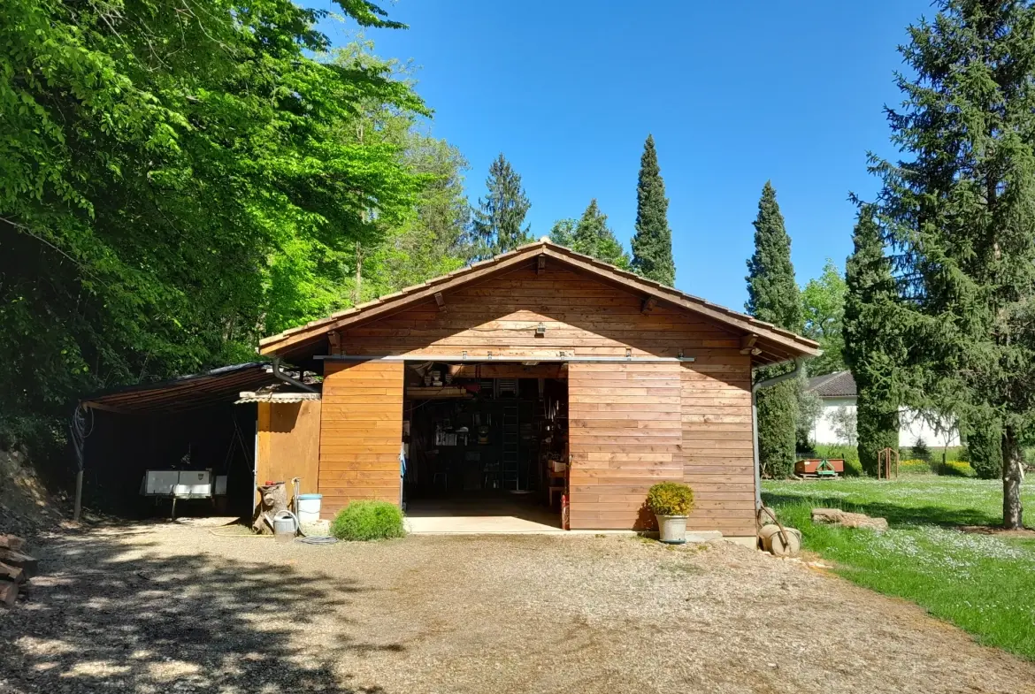 Bâtisse à réhabiliter à Moissac dans un environnement calme avec potentiel immobilier 