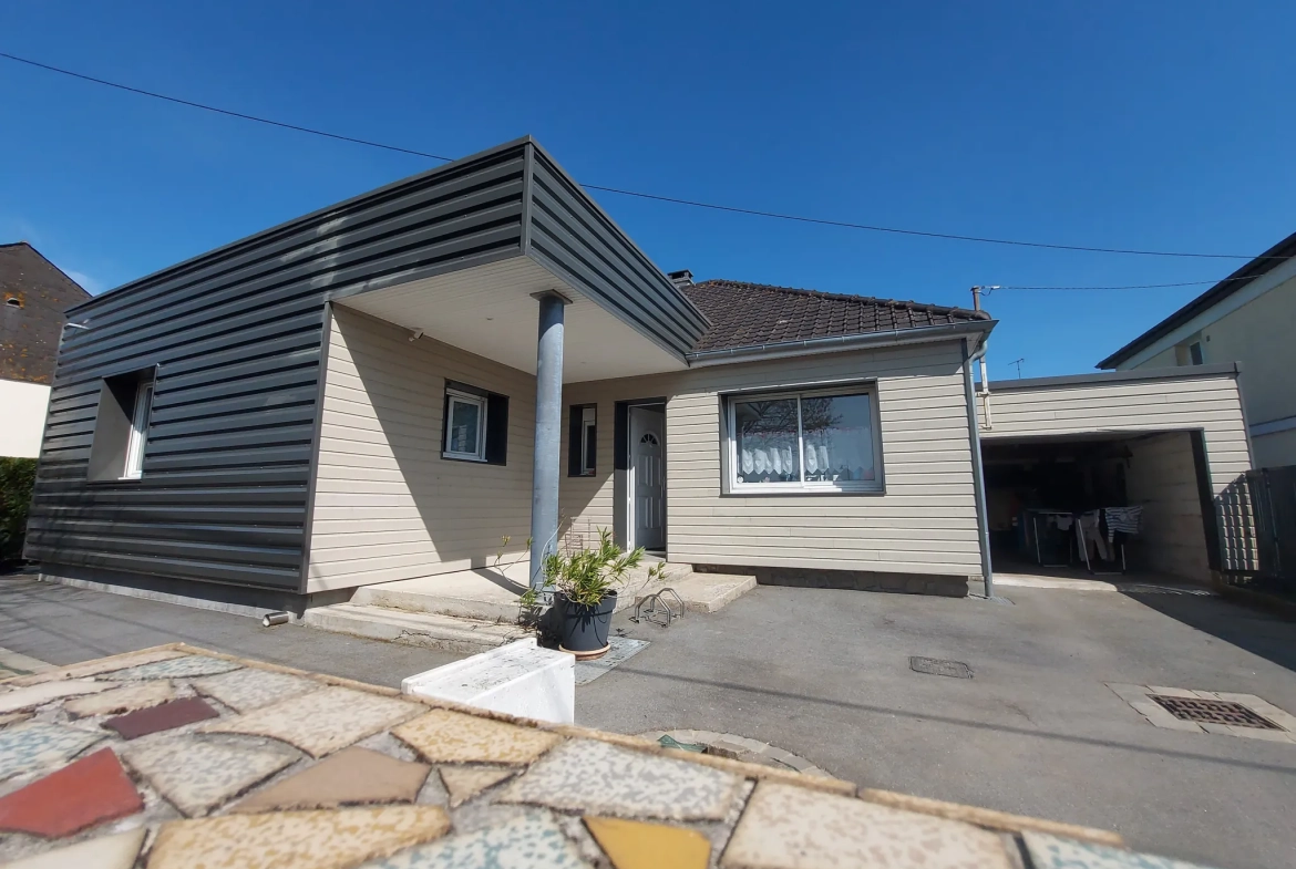 Maison de plain-pied à Saint-Berthevin avec jardin et garage, 111 m² 