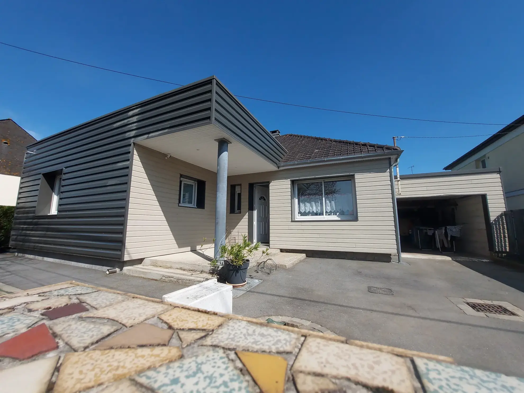 Maison de plain-pied à Saint-Berthevin avec jardin et garage, 111 m² 