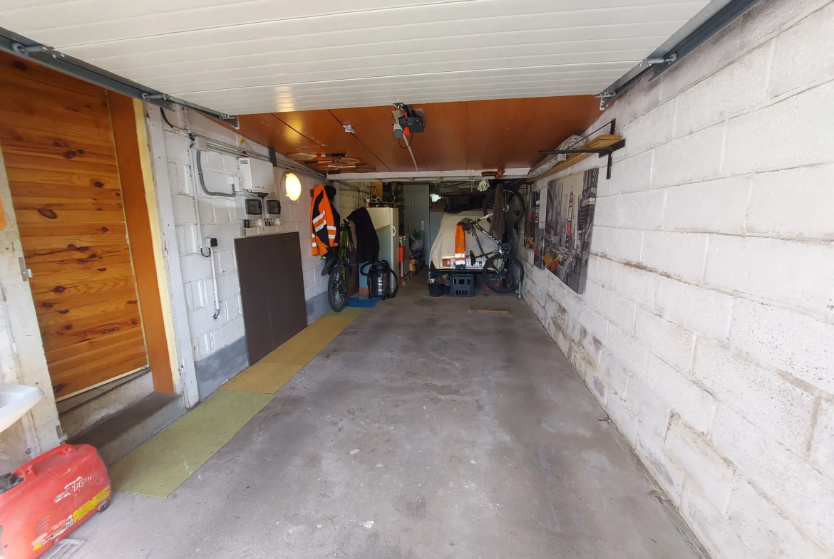 Maison de plain-pied à Saint-Berthevin avec jardin et garage, 111 m² 