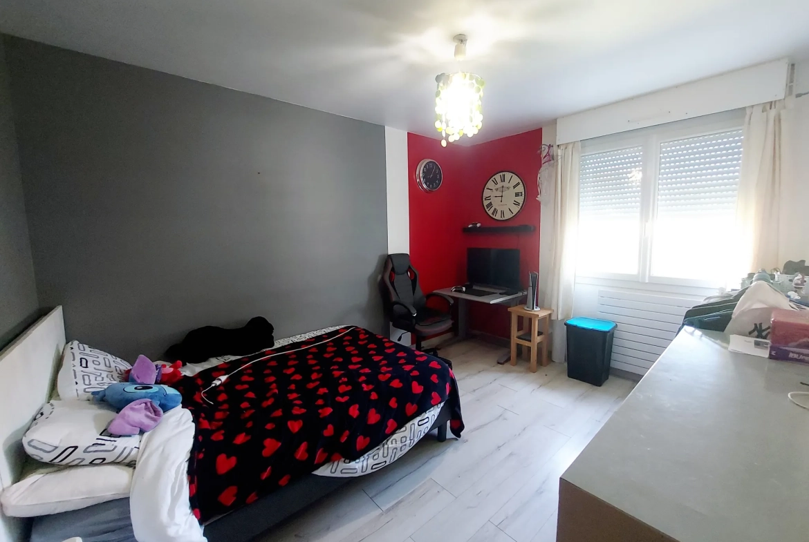 Maison de plain-pied à Saint-Berthevin avec jardin et garage, 111 m² 