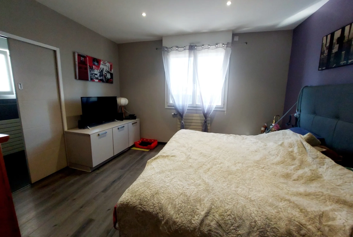 Maison de plain-pied à Saint-Berthevin avec jardin et garage, 111 m² 
